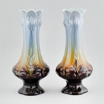 A pair of vases from around year 1900.