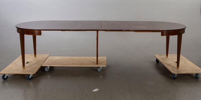 MATBORD, gustaviansk stil, mahognyfanerat, 1900-talets första hälft. 4 iläggsskivor medföljer.