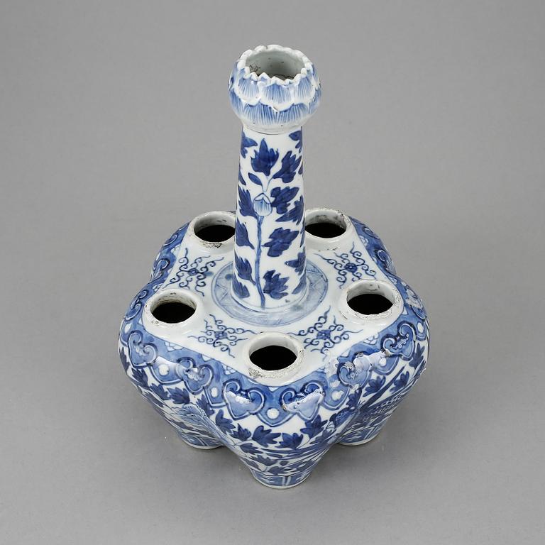TULPANVAS. Porslin, Kina, 1800-tal.