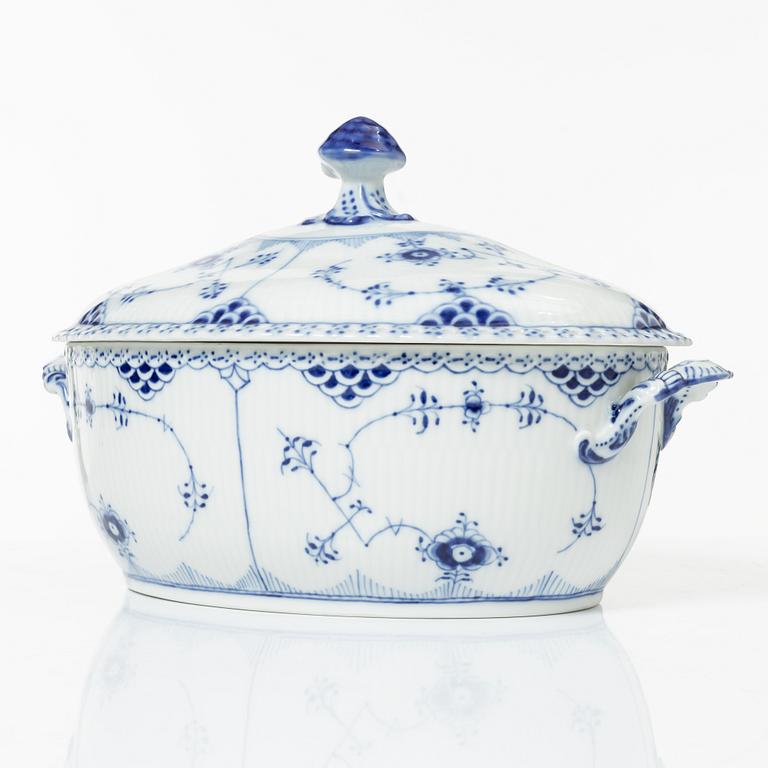 Royal Copenhagen, Service 82 pieces, Musselmalet, half lace.