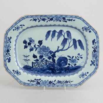 A pair of Chinese porcelain vegetable dishes with covers and two dishes, Qing dynasty, 18th and 19th century.