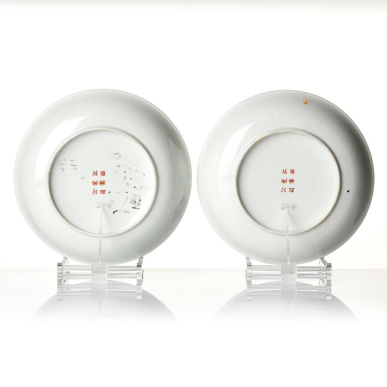 Skålfat, ett par, porslin. Jiangxi Ciye Gongsi, Kina, Republik/ 1900-talets första hälft.