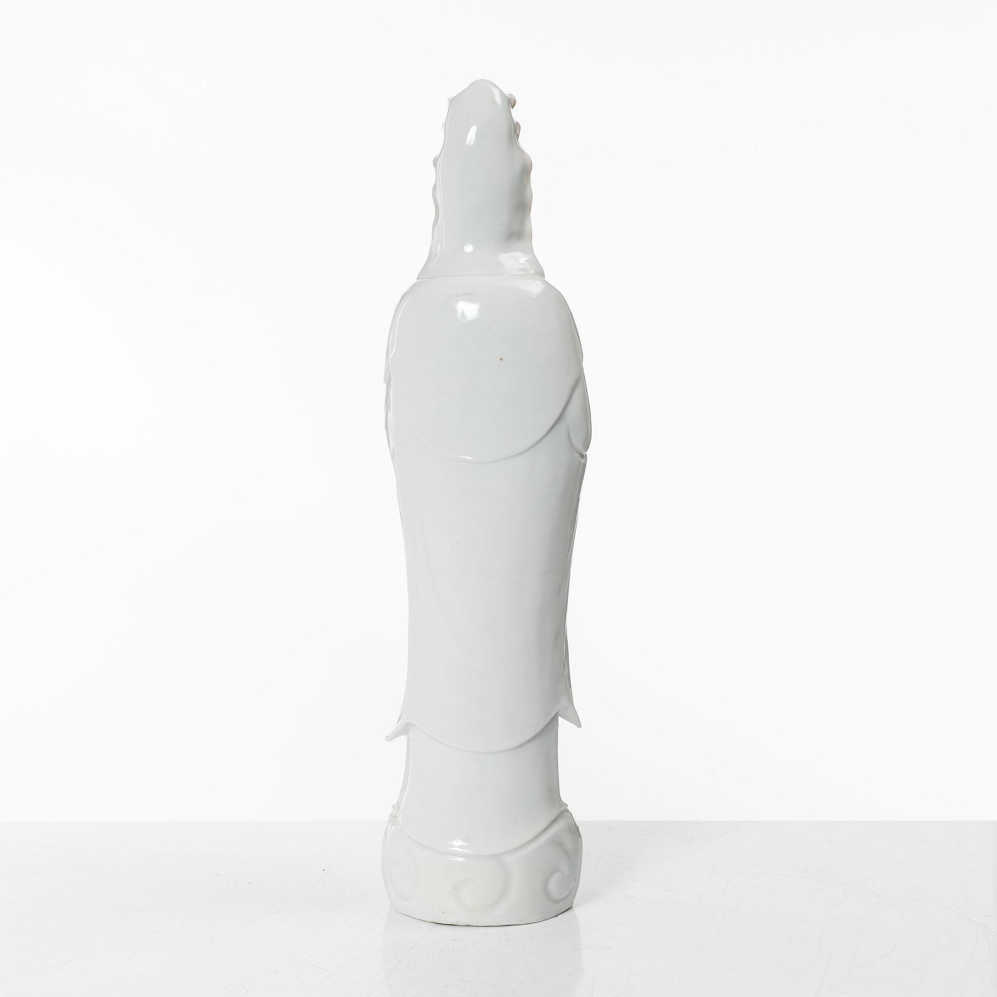 A Chinese blanc-de-Chine porcelain figure of Guanyin, Qing dynasty (1644-1912.