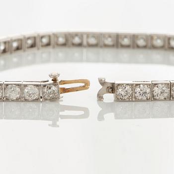 A Tiffany tennis bracelet in 18K white gold set with old-cut diamonds with a total weight of ca 6.45 cts.