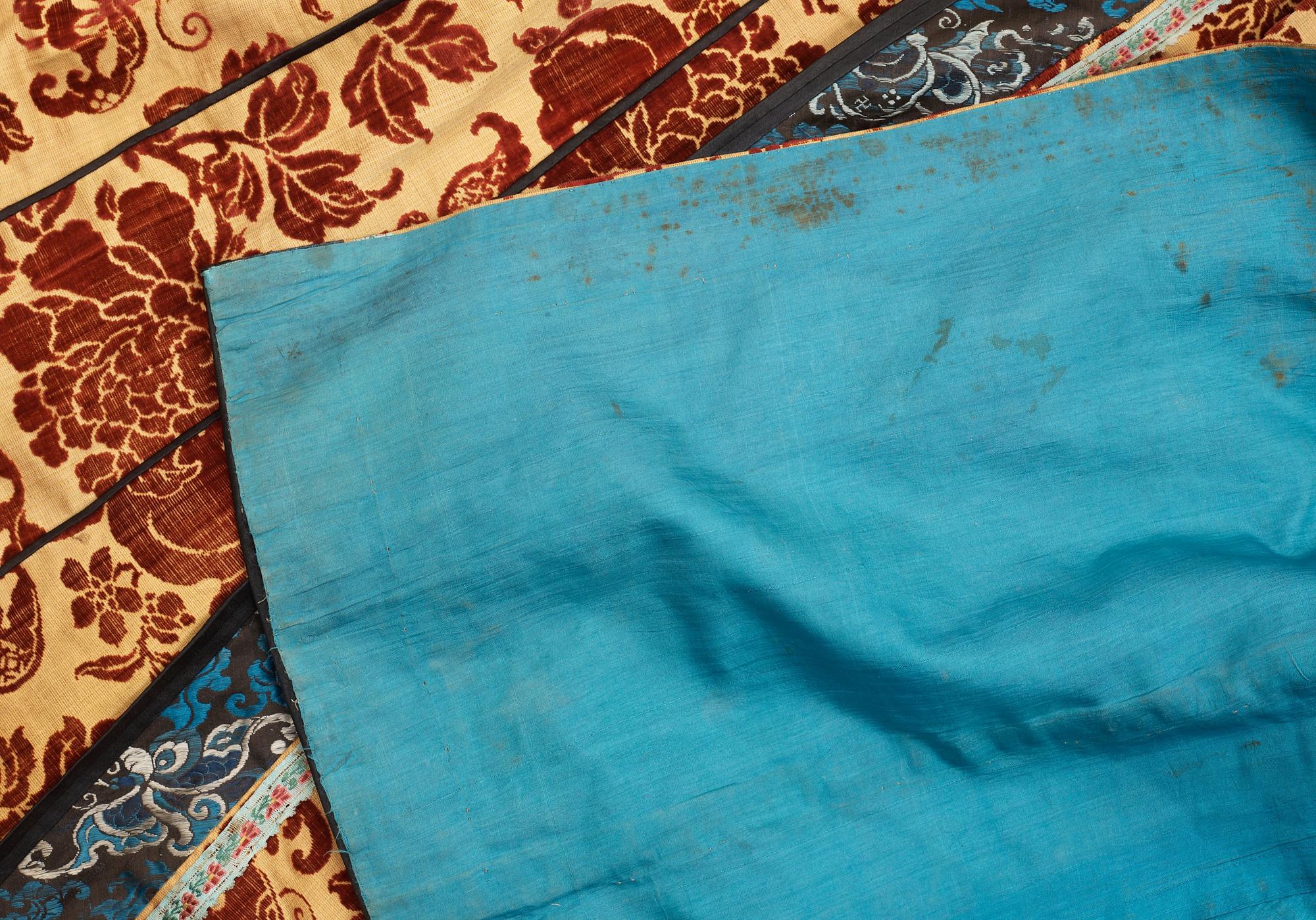 DRÄKTDELAR, tre stycken, textil och päls. Sen Qing dynastin (1644-1912).
