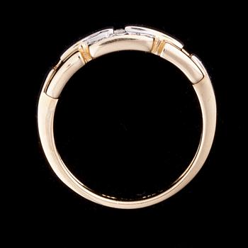 RING, 14K vitguld/gulguld, små diamanter tot. 0,06 ct. Stämplad med Stockmann logo. Vikt 3,9 g.