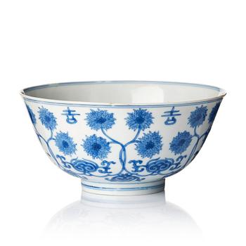 831. A blue and white bowl, Qing dynasty, 17th century with six character mark of Chenghua.