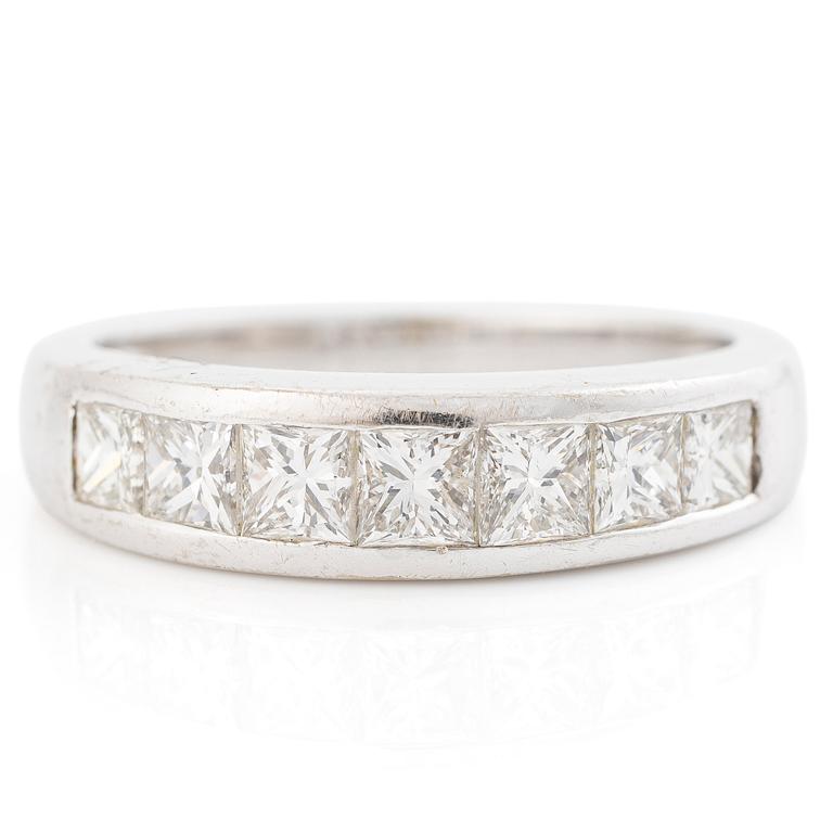 Ring, 18K white gold with princess-cut diamonds.