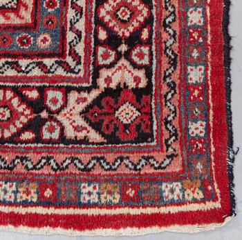 A carpet, semi-antique Mahal, ca 298 x 228 cm.