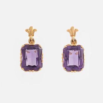 Earrings, a pair, and brooch in gold with amethysts.