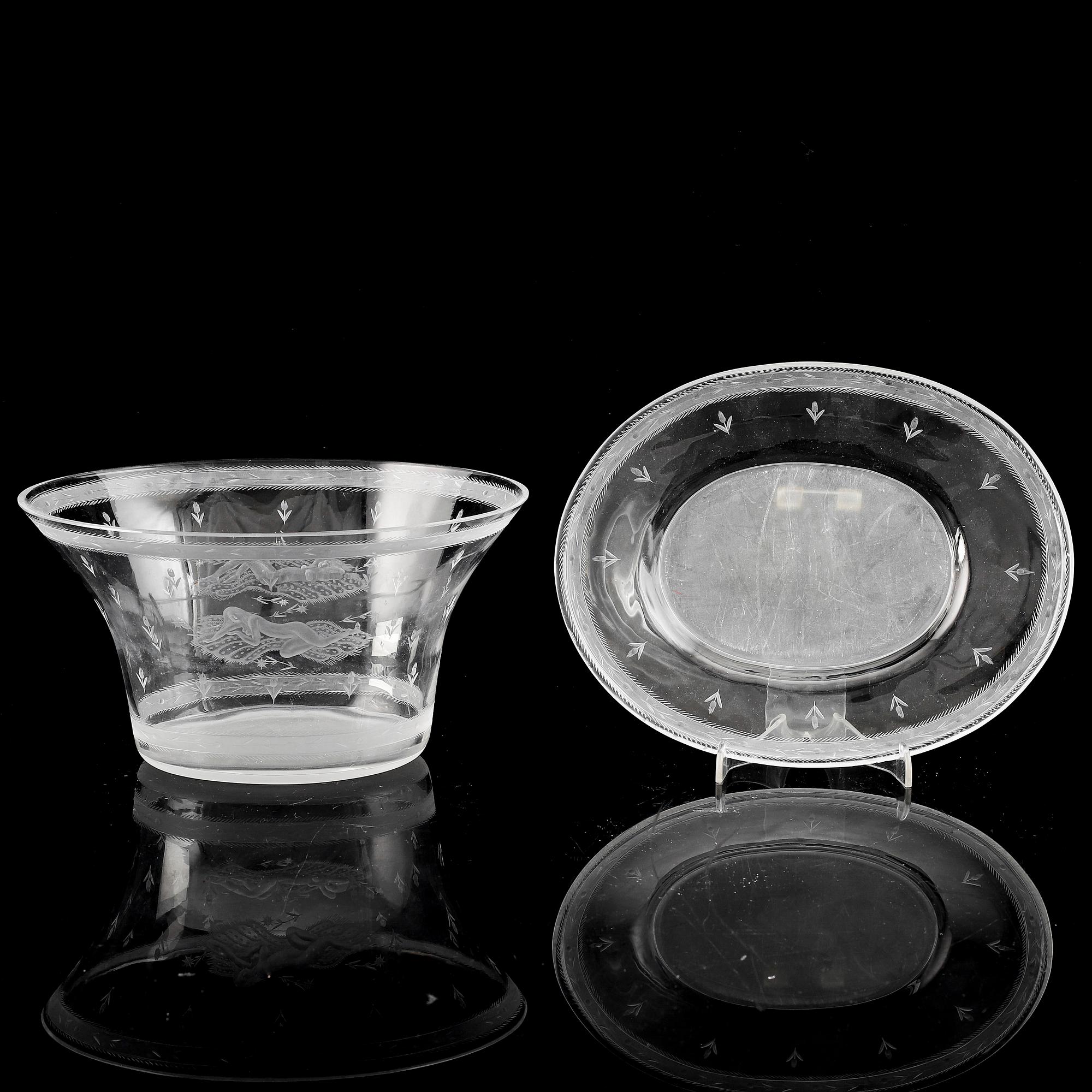 Edward Hald, An engraved Orrefors glass bowl with stand, first half of 20th Century.