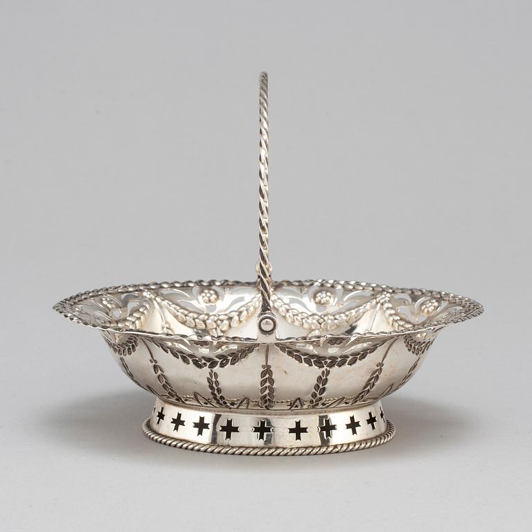 An English 18th century silver sweet meat basket, mark of Richard Meach, London 1773.