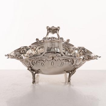 A sterling silver Rococo style bowl, 20th century.