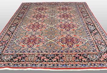 A CARPET, Sarouk, ca 345 x 254 cm.