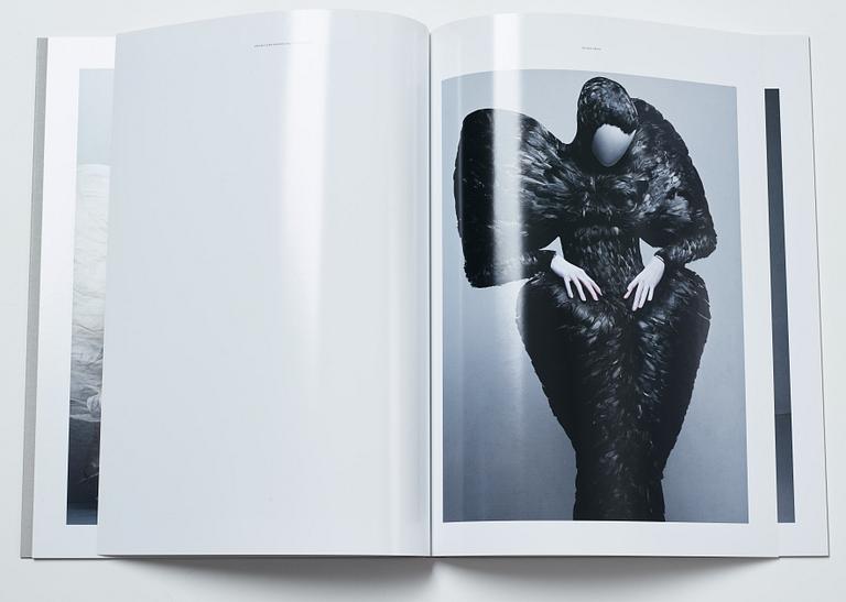 Sølve Søndsbø, bok Pictures from Savage Beauty signed.