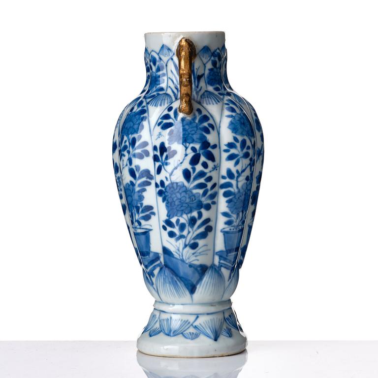 A blue and white vase and two dishes, Qing dynasty, 18th Century.