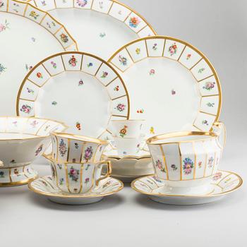 A 83 PIECES "HENRIETTE" DINNER SERVICE IN POCELAIN BY ROYAL COPENHAGEN, Denmark.