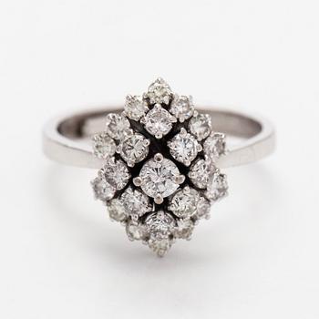 Ring, briljantslipade diamanter, platina.