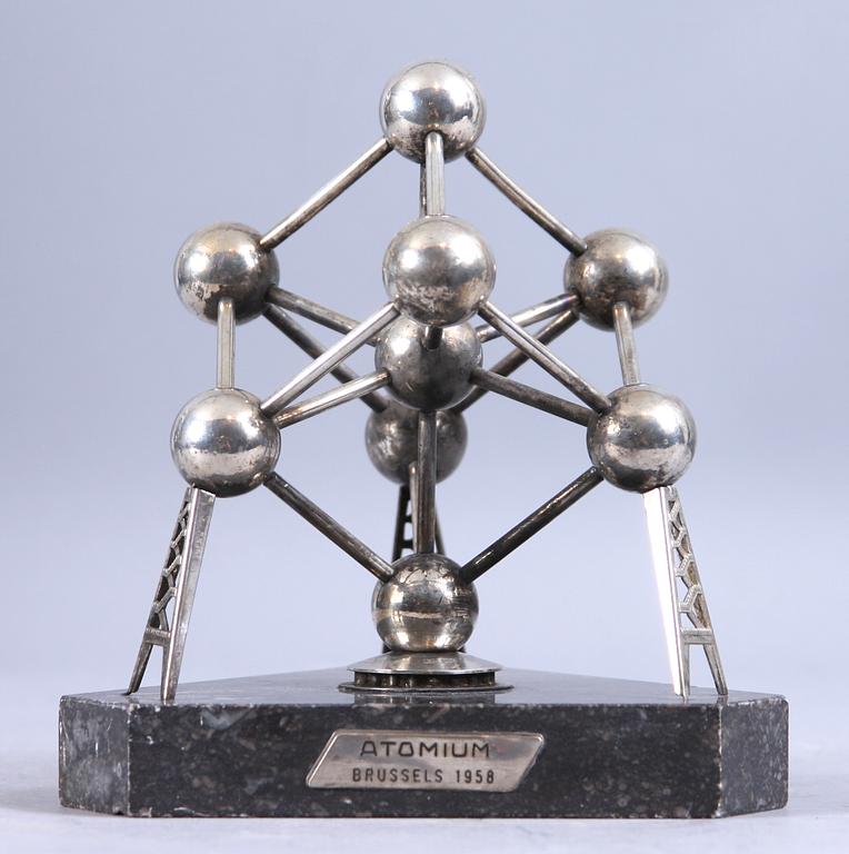 SKULPTUR, vitmetall, märkt "ATOMIUM BRUSSELS 1958".