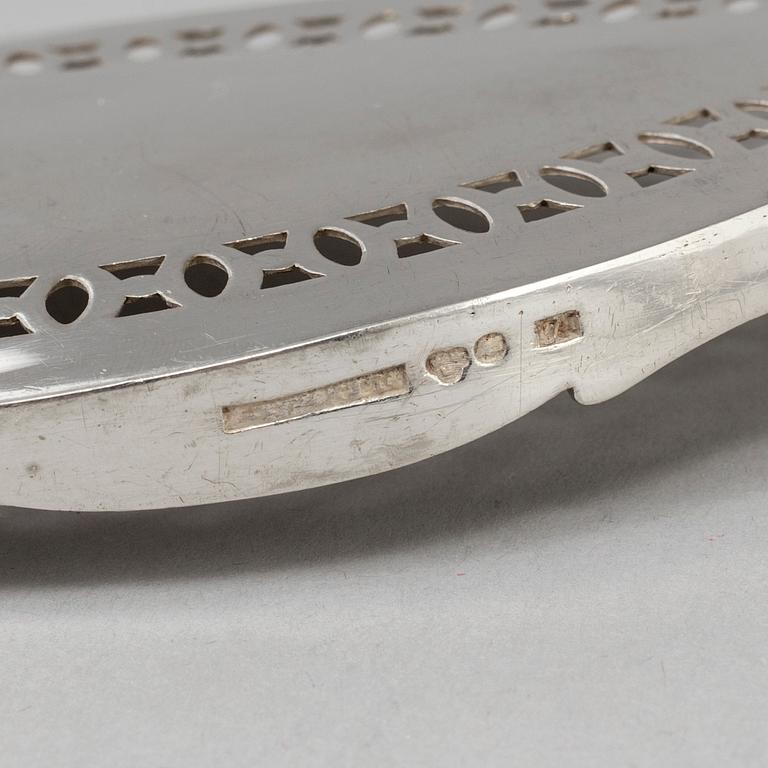 A 19n th century silver fish shovel. 142 grams.