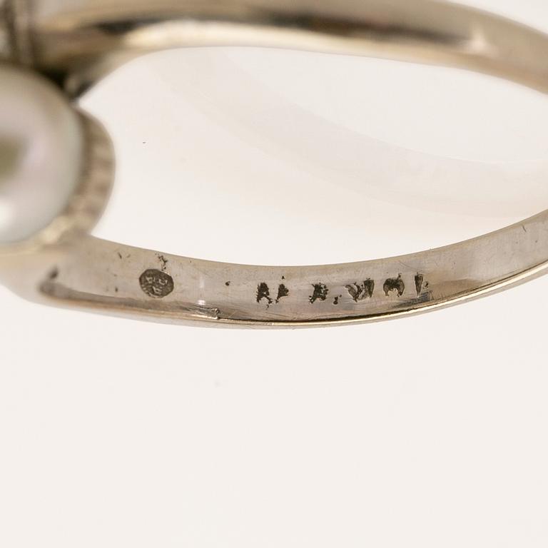 Ring in 18K gold with two pearls and brilliant-cut diamonds.