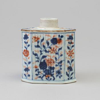 An imari tea caddy, Qing dynasty, Kangxi (1662-1722).