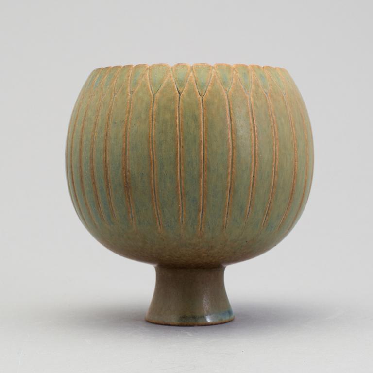 STIG LINDBERG, a footed stoneware bowl, Gustavsberg 1950/60s.