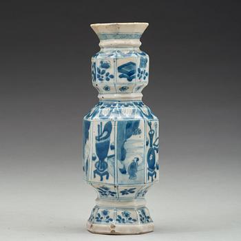 VAS, porslin. Qingdynastin, Kangxi (1662-1722).