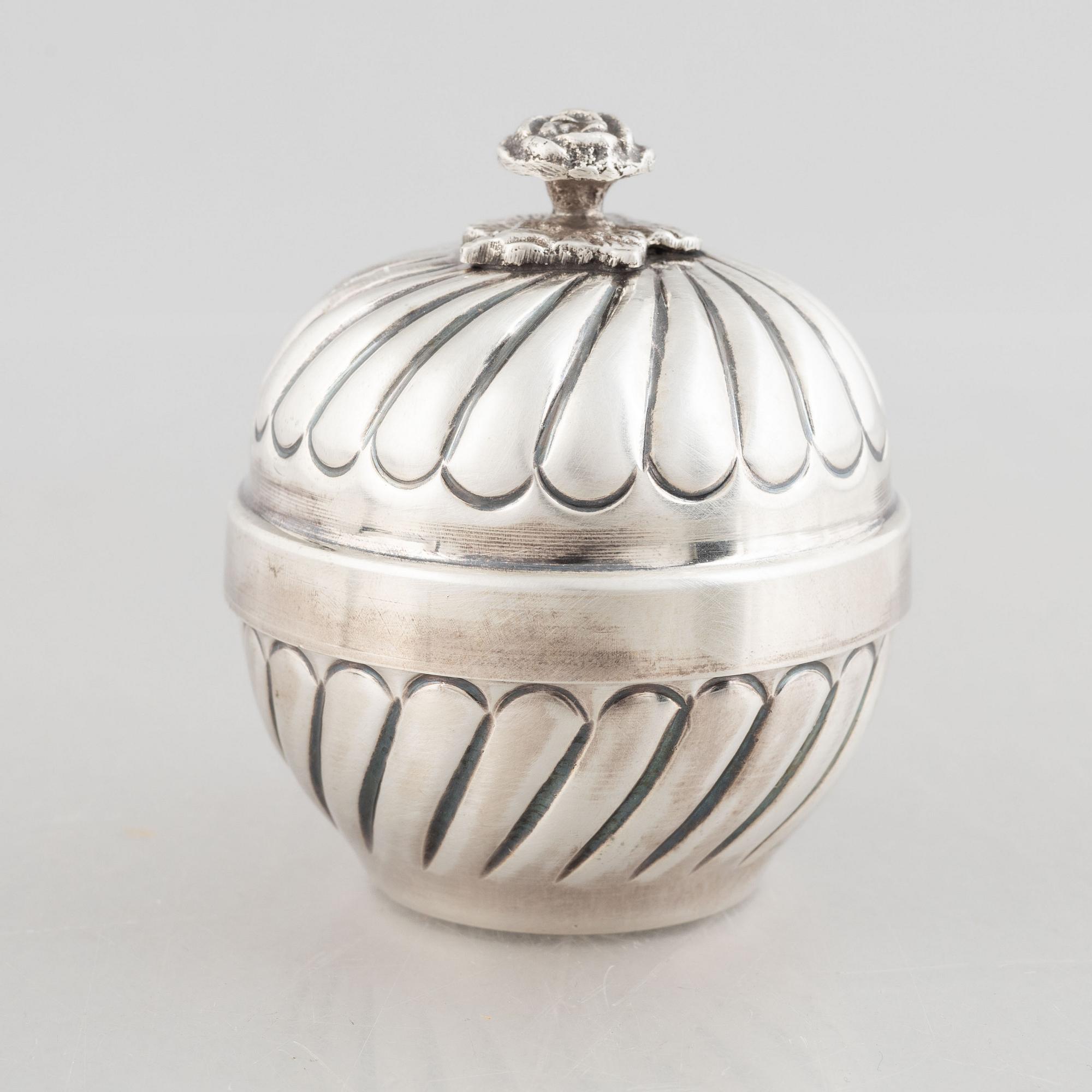 Box/bowl with lid, silver, 20th Century.