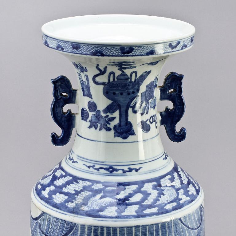 HÄNKELURNA, porslin, Kina, 1900-tal.