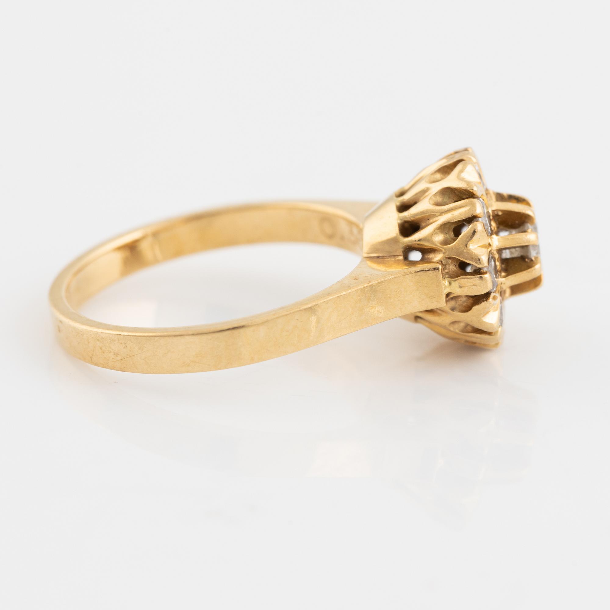 Ring, 18K guld med briljantslipade diamanter, totalt 0,36 ct.