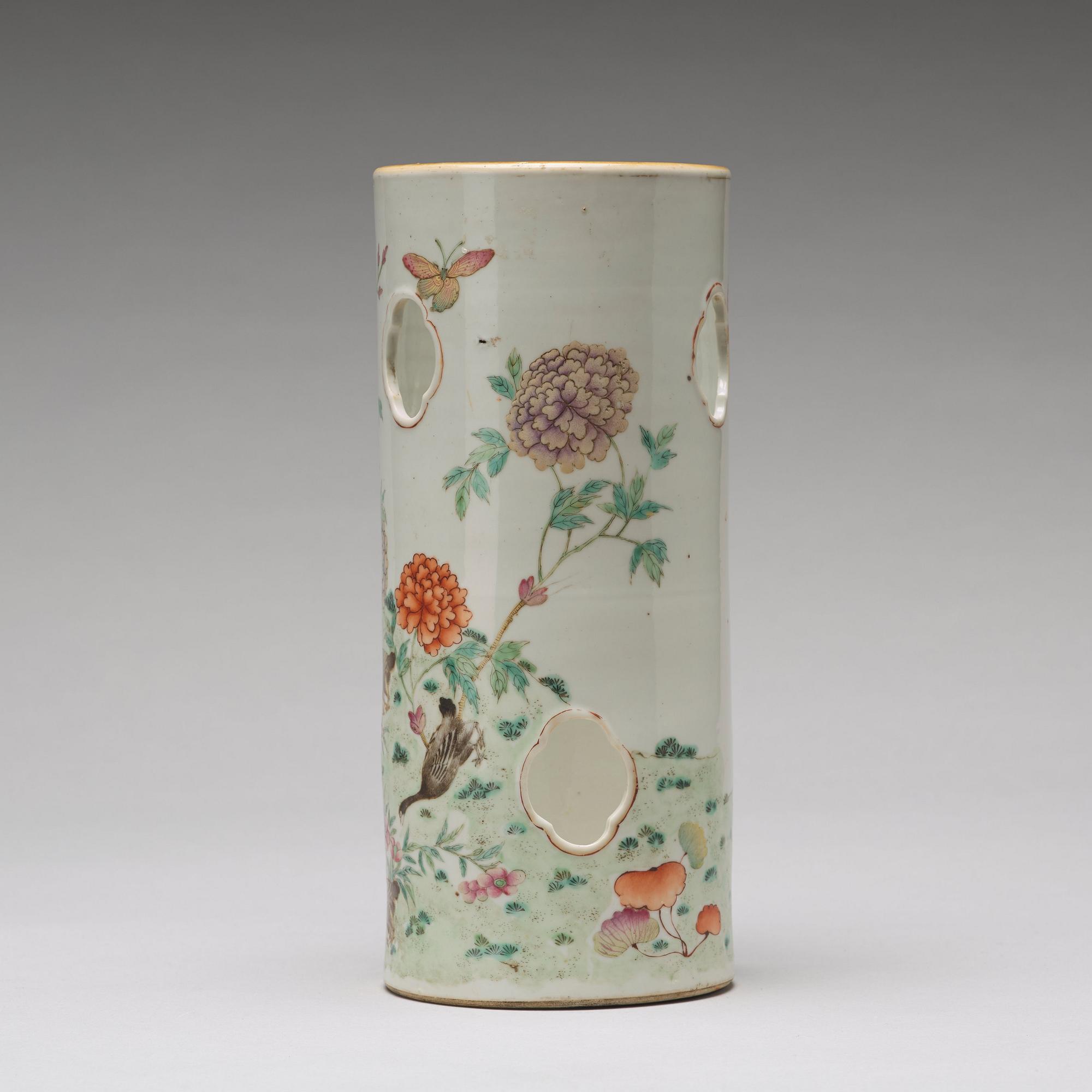 PERUKSTOCK/VAS, porslin. Qingdynastin, omkring 1900.