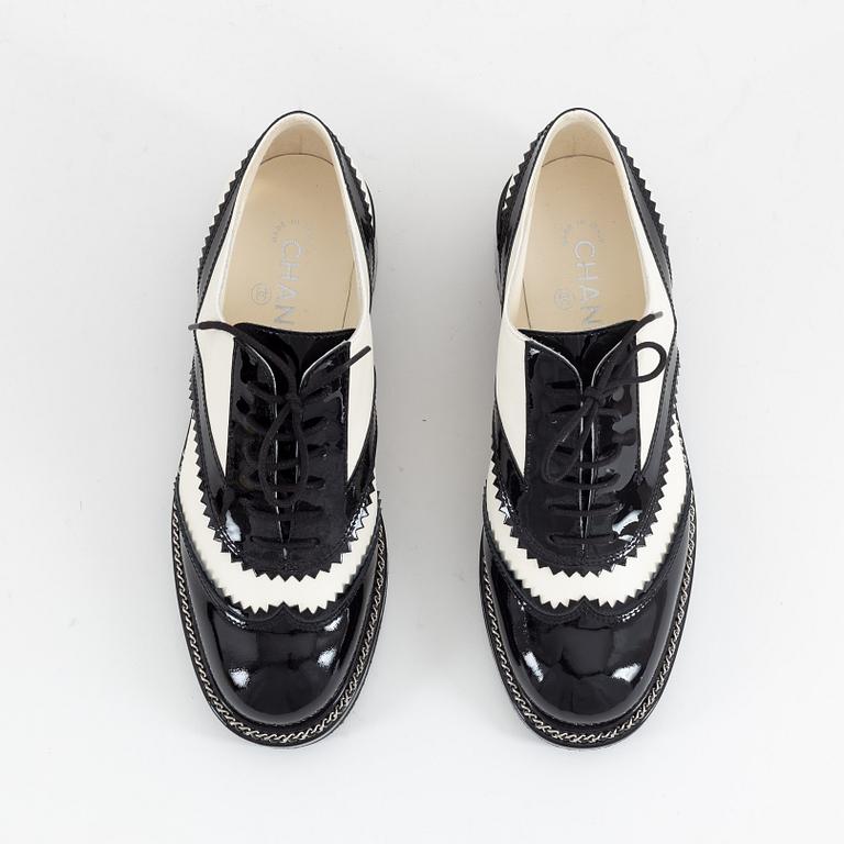 Chanel, a pair of black and white leather brogues, size 39½.