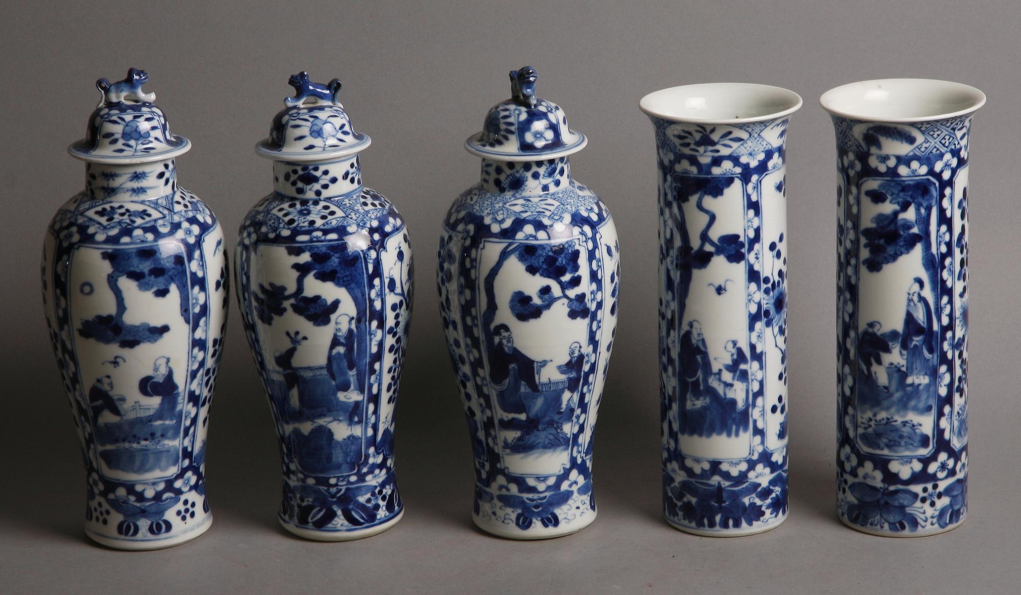 GARNITYR med VASER SAMT LOCKURNOR, 5 delar, porslin, sen Qing, Kina.