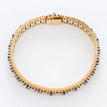 An 18K gold bracelet set with brilliant-cut diamonds ca 1 ct and faceted sapphires ca 1.5 ct.