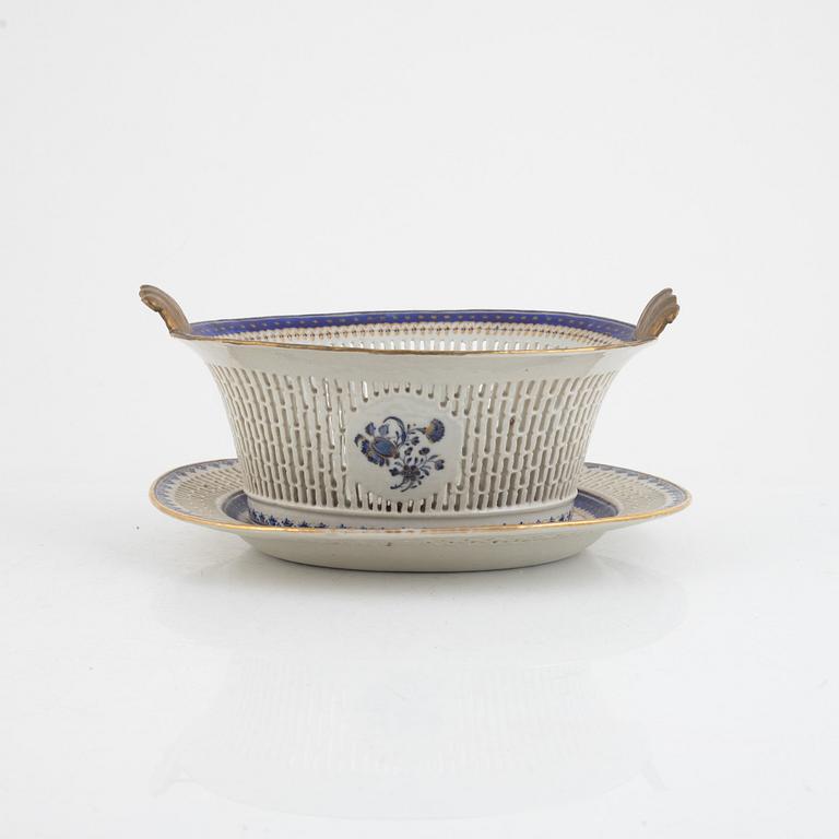 A basket weave export porcelain bowl with stand, China, Jiaqing (1796-1820).
