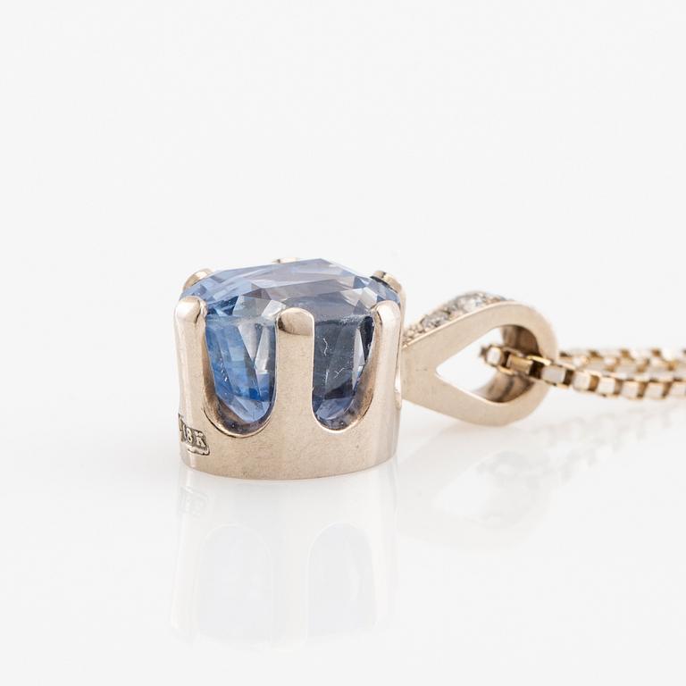 Hängsmycke, 18k vitguld med briljantslipade diamanter och safir.