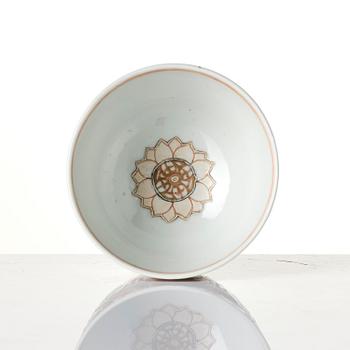 A 'barragon tumed' famille rose cup, Qing dynasty, 19th century.