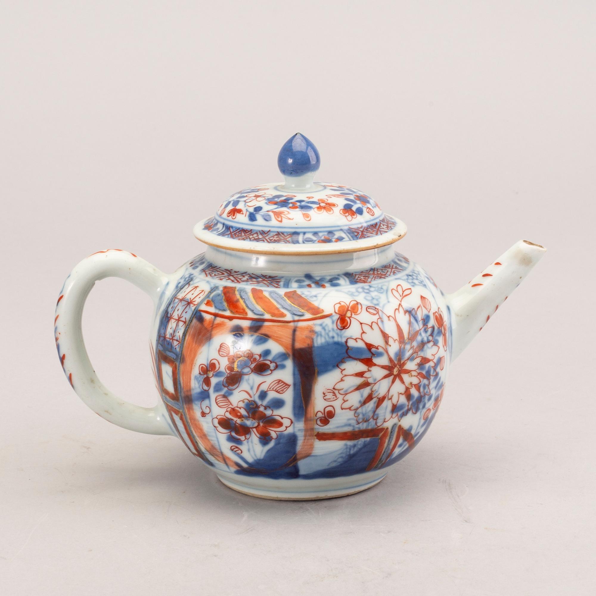 A Chinese porcelain teapot with cover, Qing dynasty, Qianlong (1736-95).
