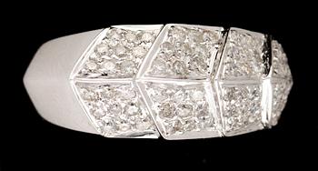 692. RING, 18K vitguld med 72 briljantslipade diamanter.