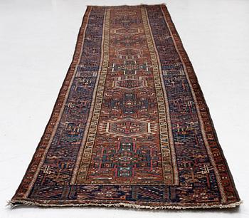 Gallerimatta, semiantik Karadja, ca 427 x 88 cm.