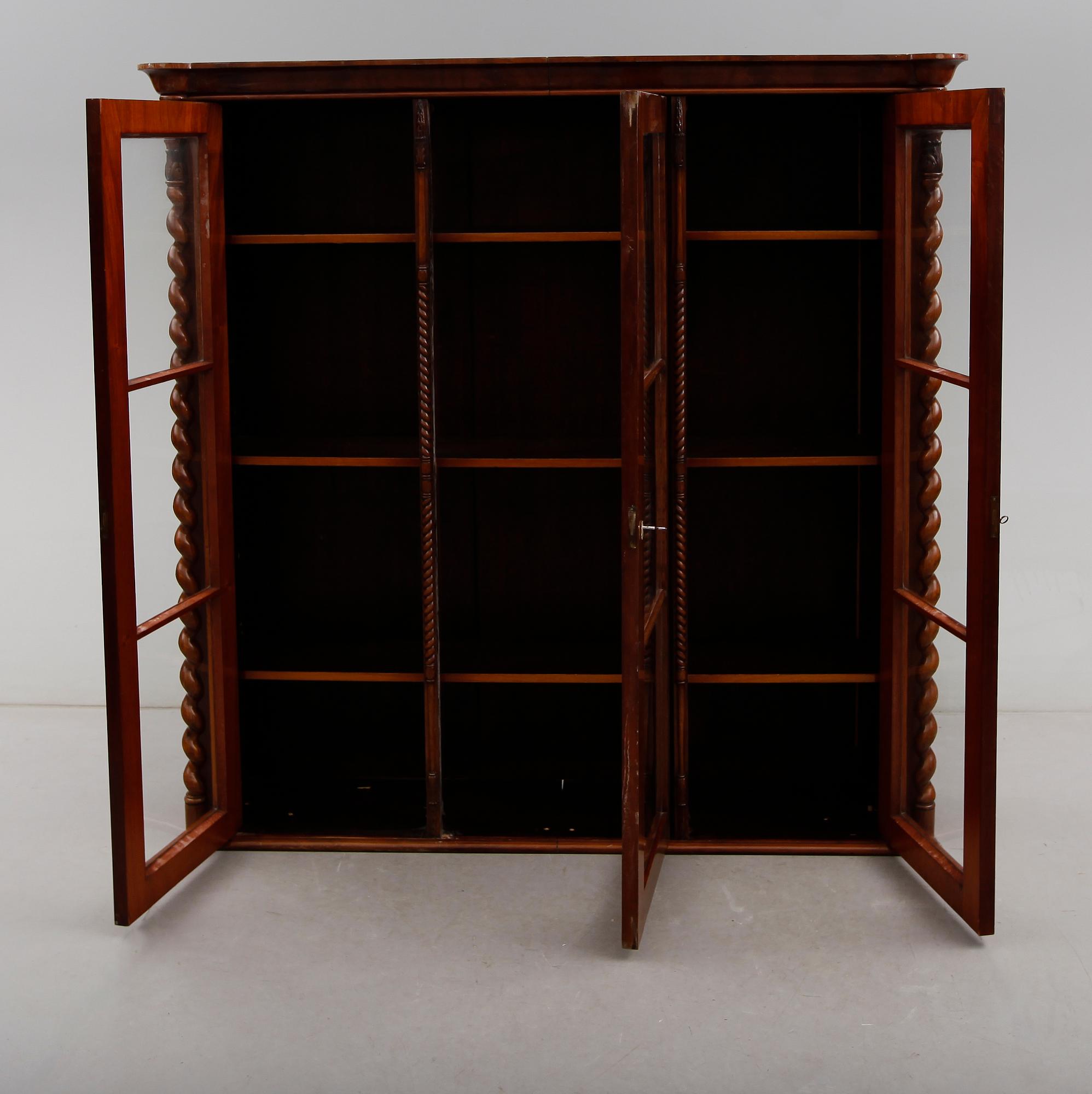 BOKSKÅP, omkring 1800-talets mitt.