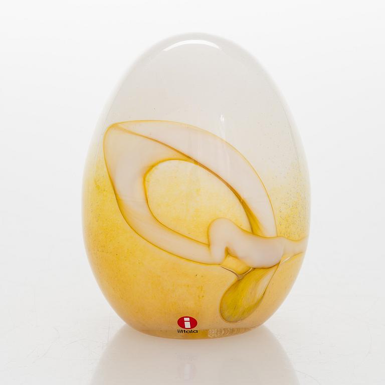 OIVA TOIKKA, A decorative glass egg, signed O. Toikka, Nuutajärvi 68/750.