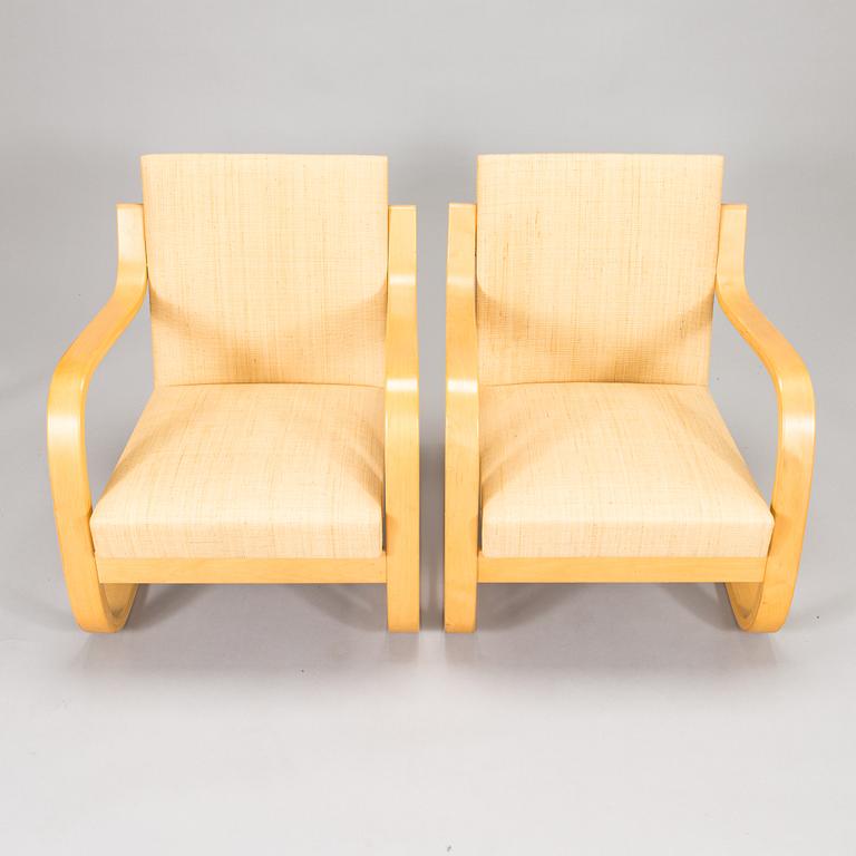 Alvar Aalto, A a pair of mid-20th century '34/402' armchairs for  O.Y. Huonekalu- ja Rakennustyötehdas A.B. Finland.