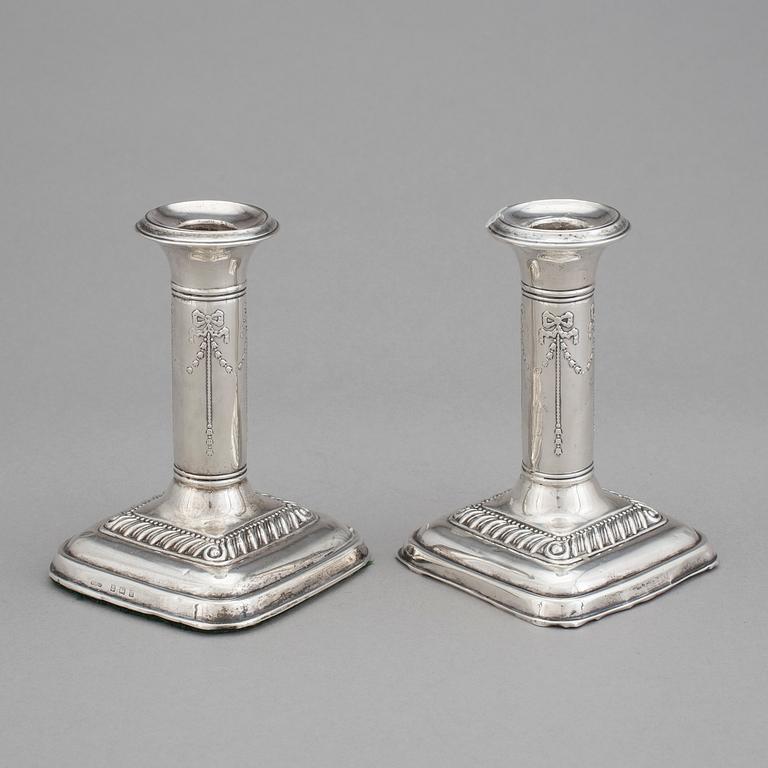 LJUSSTAKAR, ett par, silver, Birmingham, 1907.