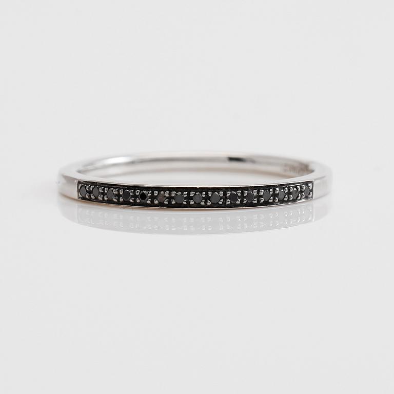 RING, 14K vitguld med svarta stenar.