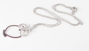 HÄNGE, med briljantslipade diamanter ca 0.20 ct samt fasettslipade rubiner ca 0.20 ct.