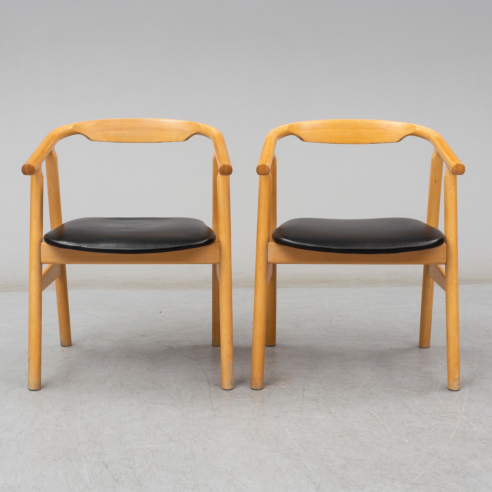 A set of two HANS J. WEGNER "U-chairs".