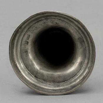 LJUSSTAKAR, 2 st snarlika, tenn, 1700/1800-tal.