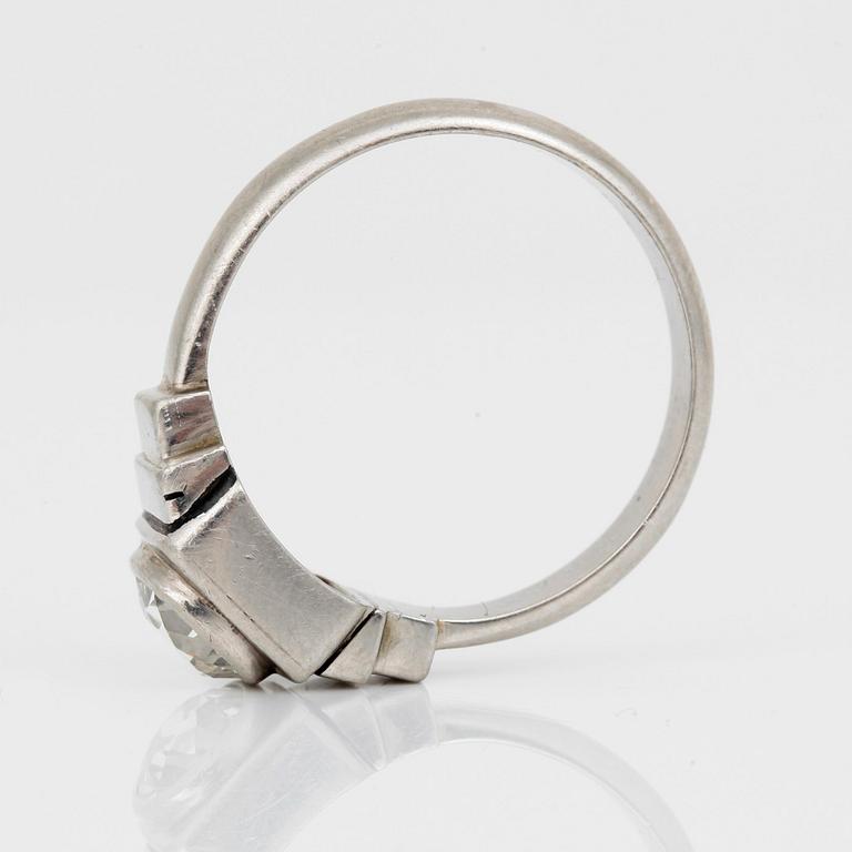 RING, platina med gammalslipad diamant, ca 1,00 ct, C G Hallberg, Malmö, 1934. Total vikt ca 8,11 g.